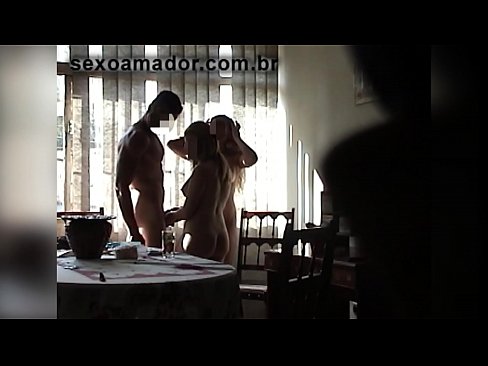 ❤️ Sex kamarátky pozývajú obrovského muža a trojku s ním ☑ Porno na nás ❌❤