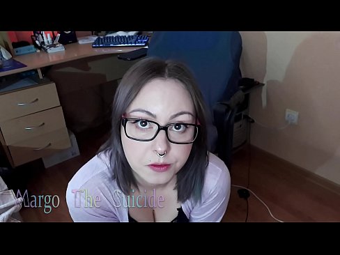 ❤️ Sexy dievča s okuliarmi hlboko fajčí vibrátor na kameru ☑ Porno na nás ❌❤